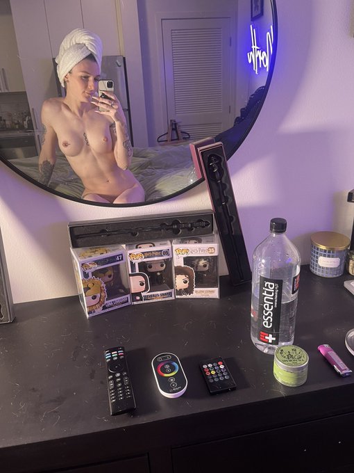 goodnight my babes🖤 https://t.co/bovVcQ8RPj