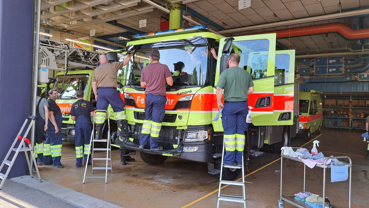 FwDueWaBrue's tweet photo. Die Fahrzeuge der Feuerwehr #DueWaBrue strahlen ab dieser Woche in voller Kraft! Mit viel Engagement wurden sie letzten Donnerstag auf Hochglanz gebracht – neben Reinigungsarbeit blieb Zeit für Kameradschaft.^st
#fdwb #freiwilligProfessionell https://t.co/Ia17dnodLc