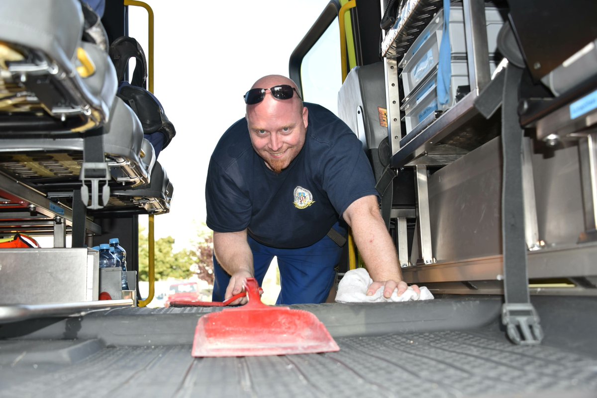 FwDueWaBrue's tweet photo. Die Fahrzeuge der Feuerwehr #DueWaBrue strahlen ab dieser Woche in voller Kraft! Mit viel Engagement wurden sie letzten Donnerstag auf Hochglanz gebracht – neben Reinigungsarbeit blieb Zeit für Kameradschaft.^st
#fdwb #freiwilligProfessionell https://t.co/Ia17dnodLc