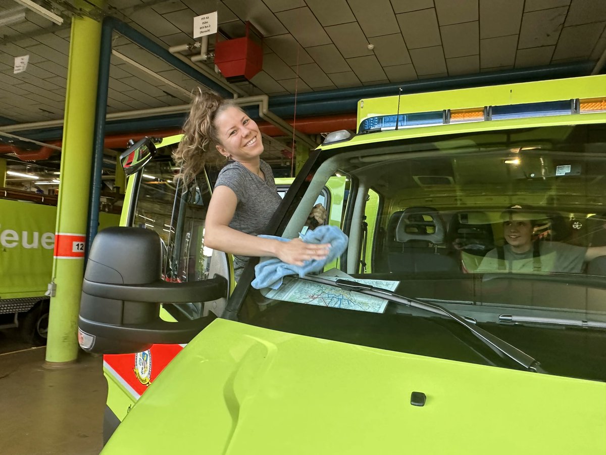 FwDueWaBrue's tweet photo. Die Fahrzeuge der Feuerwehr #DueWaBrue strahlen ab dieser Woche in voller Kraft! Mit viel Engagement wurden sie letzten Donnerstag auf Hochglanz gebracht – neben Reinigungsarbeit blieb Zeit für Kameradschaft.^st
#fdwb #freiwilligProfessionell https://t.co/Ia17dnodLc