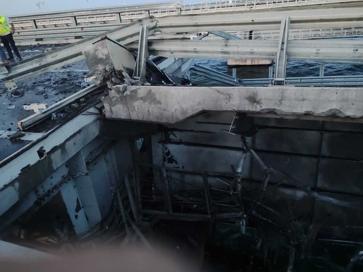 NatalkaKyiv's tweet photo. More photos of the Crimean Bridge. 
Are there any experts here who can tell us how bad the damage is? 

#Crimea #CrimeanBridge https://t.co/7vBXXAnjCO
