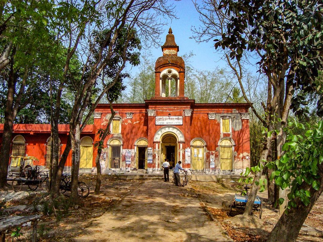 ArchaeoNomad's tweet photo. This beautiful #Brahmo temple at #Amragari in #Howrah. Brahmo Samaj here was founded by a small group of reformers led by Bhai Fakirdas Roy in 1882.
They established a middle school & this temple despite stiff resistance from the villagers. The day of the inauguration met with protests from the village, and a part of the school was set on fire. Later the anger would subside as Bhai Fakirdas succeeded in making some influential villagers members of the Brahmo Samaj.
In the 1890s, a charitable dispensary & a girl’s school was also added to the operations. However, the temple is now not in use anymore.
In a brilliant example of adaptive reuse, it currently houses the office of the Panchayat.
#DiscoverBengal with https://t.co/vkXR7CpmZw