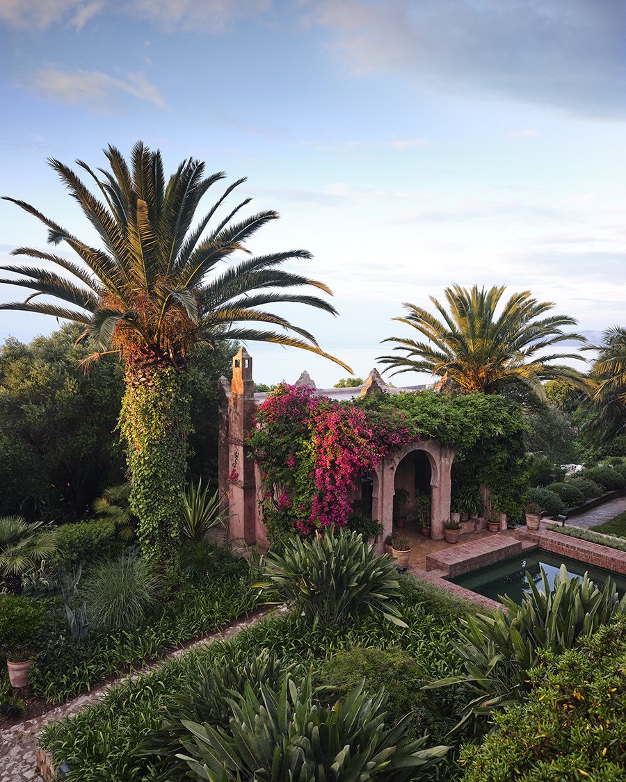 stir_world's tweet image. ibit.ly/u5-7E
#Britishdesigner @JasperConran’s Villa Mabrouka sits at the heart of Tangier’s lush green gardens with glistening views of the Strait of Gibraltar and the North Atlantic sea.#hospitalitydesign #morrocanarchitecture #africanarchitecture #architecture