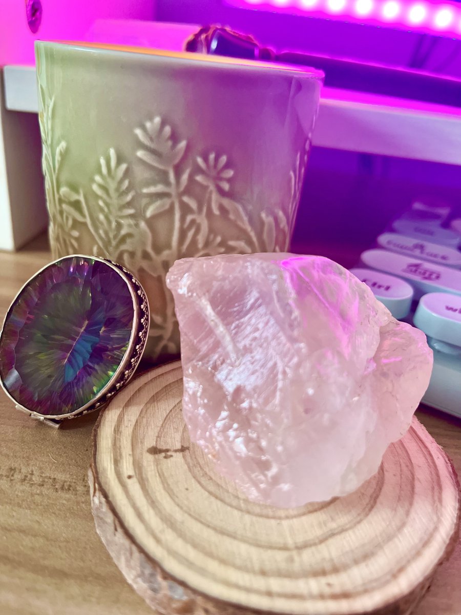 💎🌹something I always have on my cozy gaming space is rose quartz -the gem of love and healing. Let its positive energy surround you today 💕 #rosequartz #cozygamingroom #cosygamingdecor #postivevibes #energy #crystalgaming #gamingaesthetics