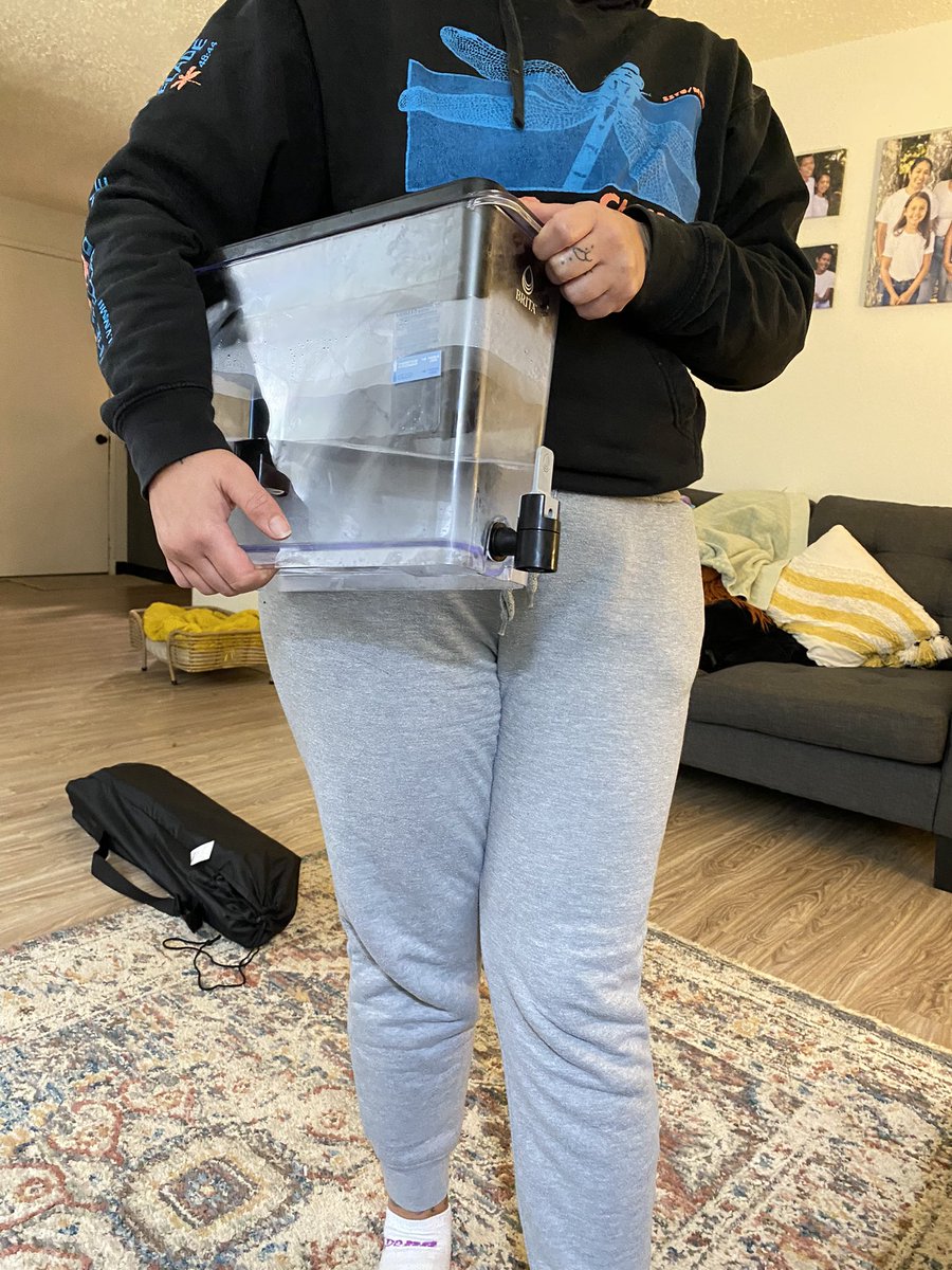 brownwreckluse's tweet photo. When I ask her for a refill and she brings the whole britta 🤣🤣 https://t.co/U6bL8pM1B5