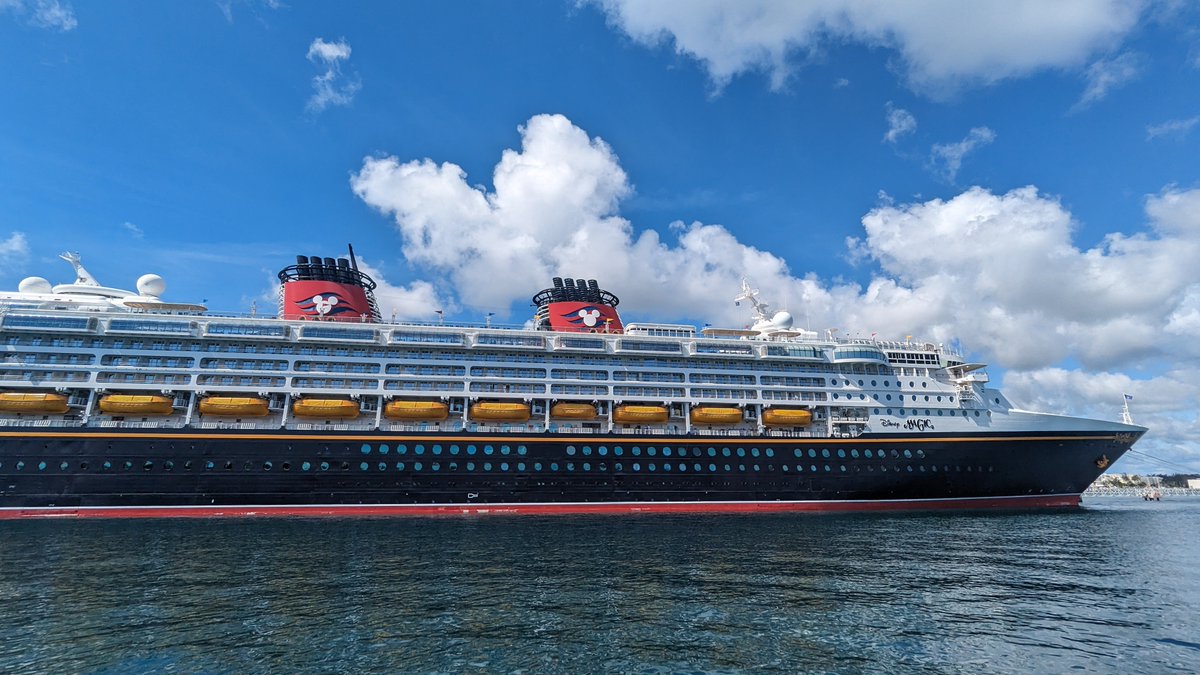 ディズニークルーズに乗り、記念撮影ボードで撮った写真です。驚いた