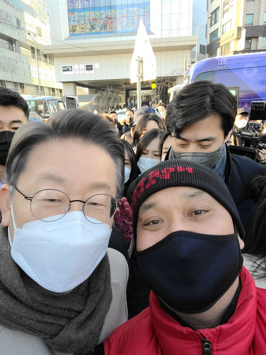 부질없는 생각이지만 정권이 바뀌지 않았다면 어땠을까... 최소한 매국노들이 설쳐대고 전쟁을 걱정해야하는 상황은 안 됐겠지... 한숨만 나온다