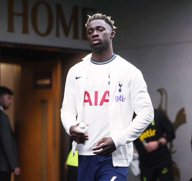 yellowredwall's tweet photo. 🇹🇷Victor #Nelsson = 15 milyon Euro + #Davinson Sanchez

🔗 @berkayturn10 | @sabahspor

Erden Timur, Danimarkalı stoper Nelsson'u isteyen Tottenham ile bir araya geldi. İngiliz takımında oynayan 27 yaşındaki Davinson Sanchez'in ismi, taraflar arasında masaya yatırıldı.

Cimbom, Kolombiyalı'ya sıcak bakarken serbest kalma bedeli 25 milyon Euro olan Nelsson'da ısrarcı davranan Tottenham'dan ekstra para talep etti.