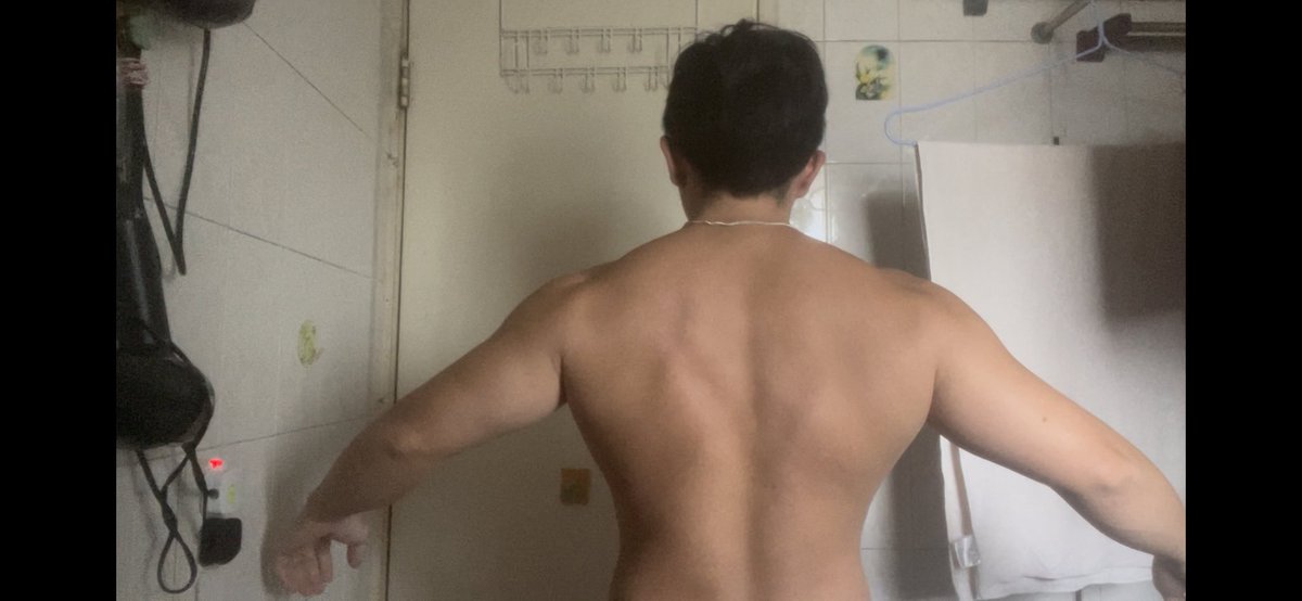 屈係屋企操背⋯