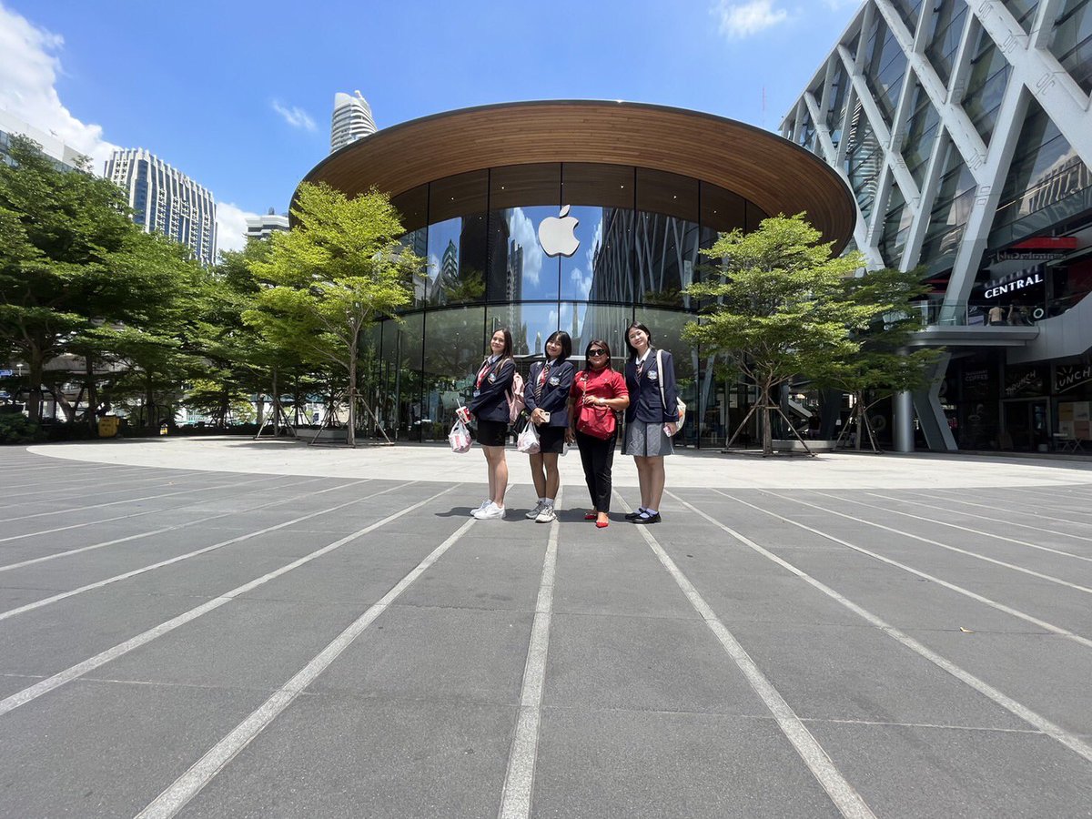 JidaSensie's tweet image. @AppleEDU #applethailand with my gorgeous students ❤️ #swiftCoding