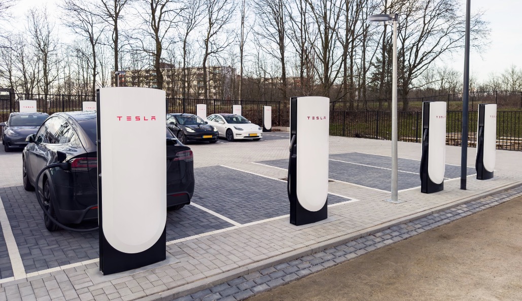 automateon's tweet image. Tesla unveiled a new V4 Supercharger in Europe with what a keen owner spotted was a credit card reader &amp;amp; physical space for a screen. For EV drivers without the Tesla app, readers &amp;amp; screens would make it much easier to use superchargers. 
zpr.io/SqdGJYfZeYEb