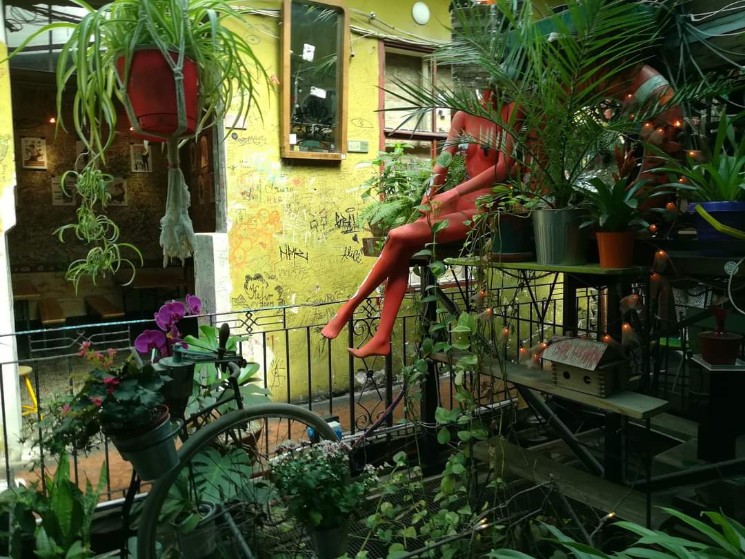 skymanuelima's tweet photo. #Szimpla é o bar em ruínas mais famoso em #Budapeste! #Bares_em_ruínas, são os típicos bares que estão em edifícios abandonados, ou casas antigas; têm um estilo vintage e as suas salas são museus autênticos de reciclagem e criatividade, com todo o tipo de objetos. #Hungria #Bar https://t.co/QdMTHcjB5O