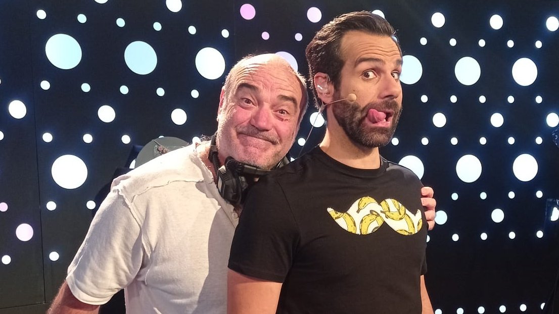 JoEnSeMesIB3's tweet photo. Bona setmana a tothom‼️ Vos presentam #SaCapsaneta i les #Malsofrides 🙌🏻

Als #BonsCops, en @davidordinas i el nostre imprescindible i versàtil Carlos ja els coneixeu 😜

Vos esperam de dilluns a divendres a les 21:30 h. a @IB3 per passar una bona estona i repartir doblerets 🥳💵 https://t.co/1ifm03KvVO