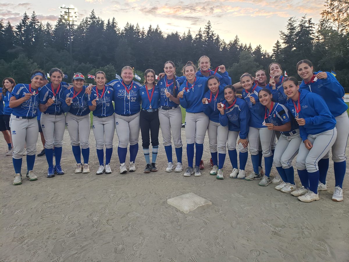 Congrats to all the Team #Italy players for earning the @CanadaCup23 Bronze Medal at <a href="/SoftballCity/">SoftballCity</a> in Surrey, BC. Forza #Italia! #ItaliaSoftball #ItalySoftball #ItaliaTeam #CanadaCup2023