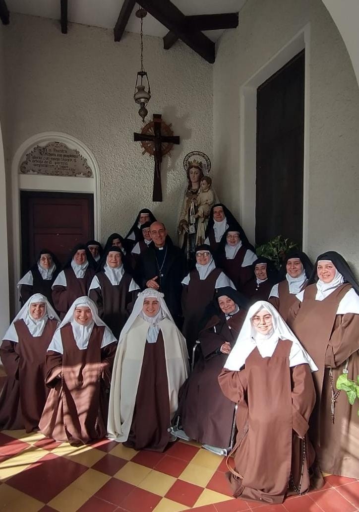 Mensaje a una religiosa contemplativa

Hermana, usted está en el monte santo con su entrega orante, con su corazón en adoración. Y con su súplica nos abre las compuertas del cielo. Acuérdese de los que tenemos que luchar afuera, para que no nos falte el fuego, las llamas del amor