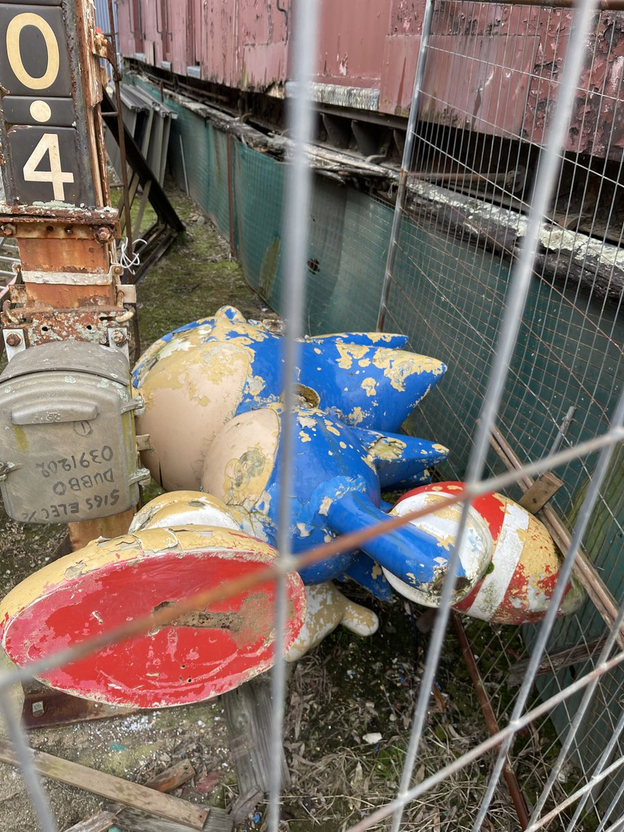 wolfyempi's tweet photo. Went exploring yesterday and found the old Sega World Sydney Sonic statue at a junkyard 👀
#segaworldsydney #sonicstatue https://t.co/DL41yLvKfS
