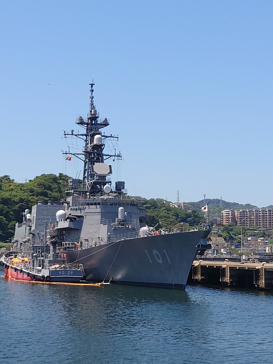 akimura43's tweet photo. 本日は横須賀は軍港クルーズに乗船しています。本日は海の日と言う事で自衛隊艦船は満艦飾をしていますが在籍艦船が非常に少なく、係留中の艦船は「ゆうぎり•やまぎり•みくま•むろと•むらさめ•えんしゅう•はしだて•潜水艦×4」+αでした。#YOKOSUKA軍港めぐり #JMSD #海の日 #満艦飾 https://t.co/DxWAwwAcis