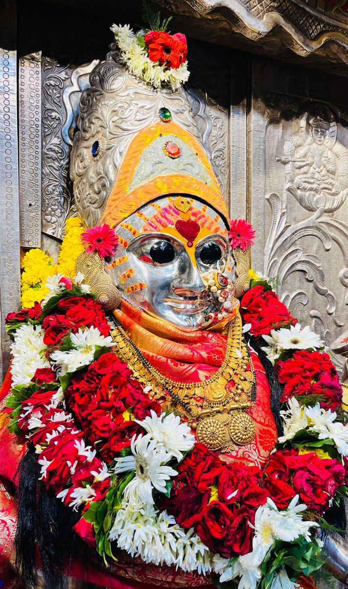 Koraditemple's tweet photo. 🙏🌸श्री महालक्ष्मी जगदंबा माता प्रसन्न🌸🙏

आज आषाढ कृष्ण अमावास्या 
शोभन नाम संवत्सर शालिवाहन शके १९४५
सोमवार, १७ जुलै २०२३
अश्वपूर्वां रथमध्यां हस्तिनादप्रबोधिनीम् ।
श्रियं देवीमुपह्वये श्रीर्मा देवी जुषताम् ॥
कोराडीच्या श्री महालक्ष्मी जगदंबा मातेचे प्रभात दर्शन🛕🚩 https://t.co/yY8u3jbjP5