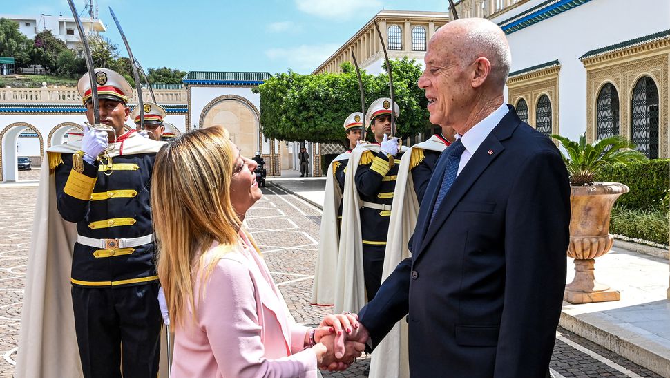 Rayan_DDDR's tweet photo. 16/07/2023
1/7
L'Union Européenne sonne une nouvelle fois à la porte de Tunis, en espérant finaliser son partenariat avec la Tunisie pour lutter contre l’immigration clandestine https://t.co/Sz1dW3ViEW