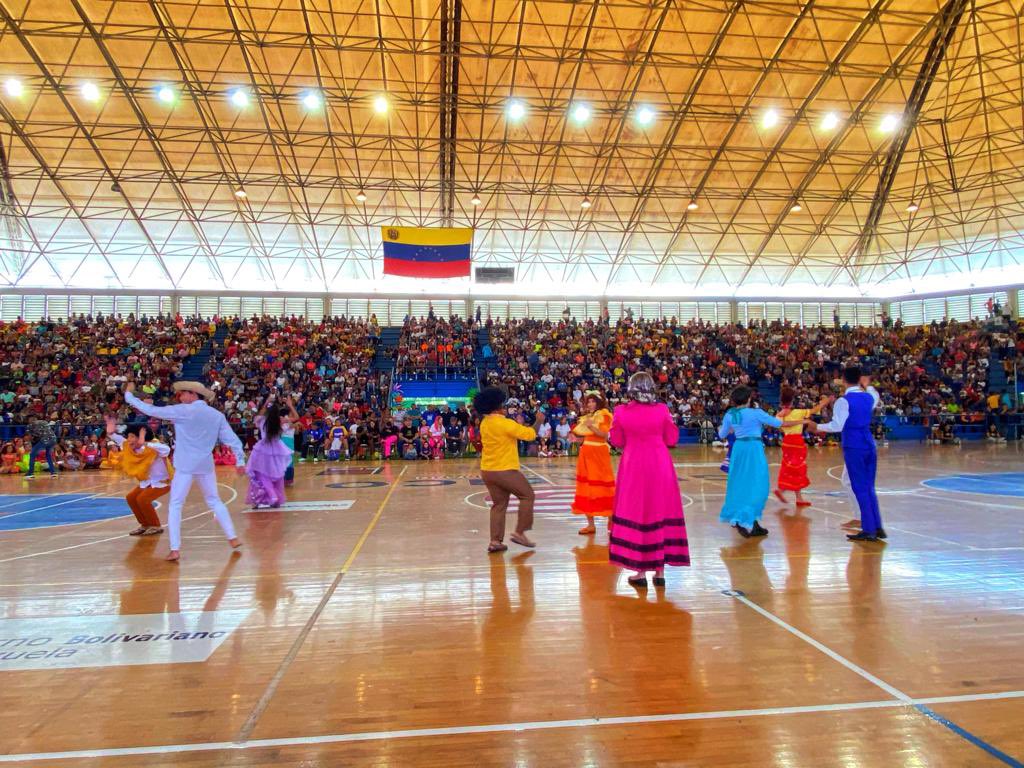 ¡VIVAN LOS NIÑOS GUARIQUEÑOS!

Desde San Juan de los Morros celebramos a casa llena a nuestra razón de ser: Los niños y niñas del estado Guárico. Ellos son el presente y el futuro. ¡Seguiremos trabajando para garantizarles lo mejor!