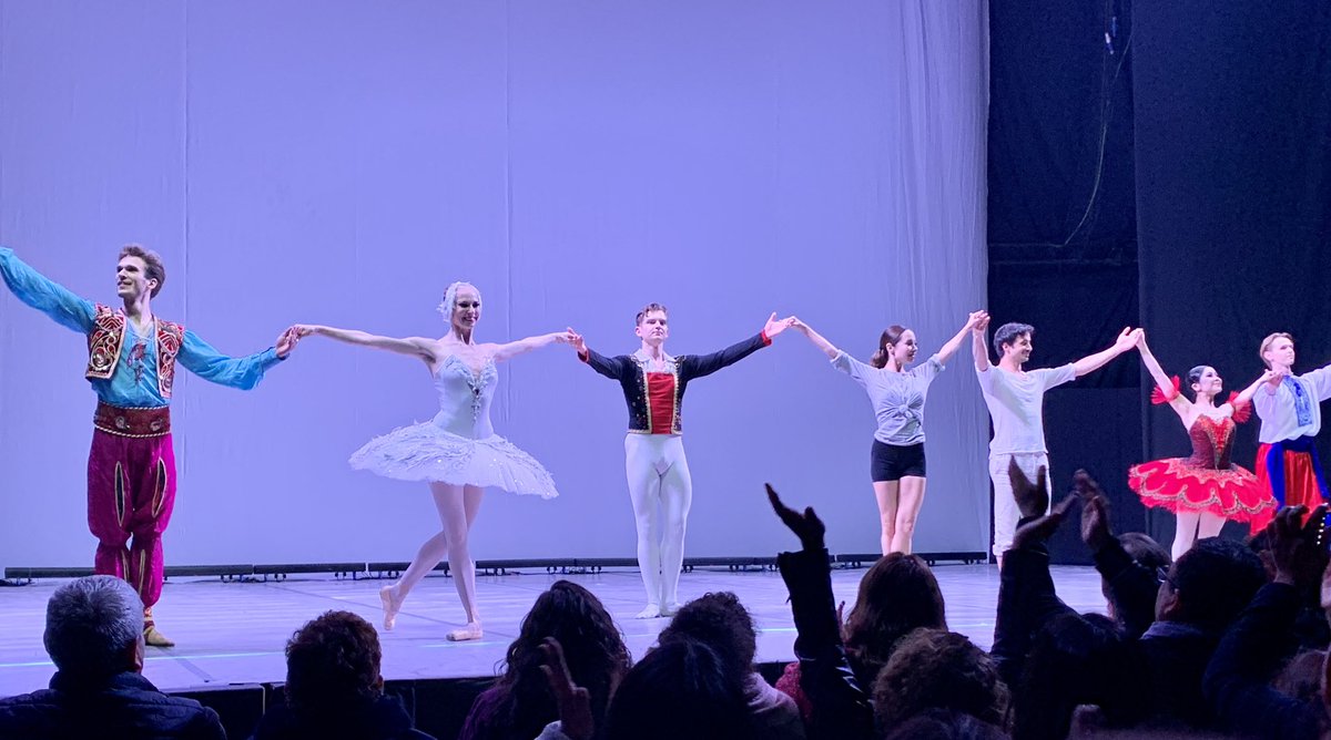 Ayer disfrutamos gracias a @Vladysl02212287 y @UKRinCL de la Gala de Ballet para La Paz, realizada por ocho estupendos bailarines #ucranianos de primera clase. Deseamos de toda corazón que en 🇺🇦 se celebrara una paz justa lo más pronto posible!