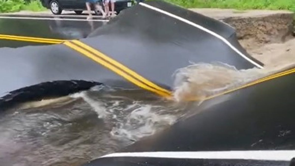 Watch: New Hampshire road buckles during flash flood - FOX 35 Orlando #BreakingNews #Breaking #Flood https://t.co/mw6lJZXduN https://t.co/yeWJYqOZsk