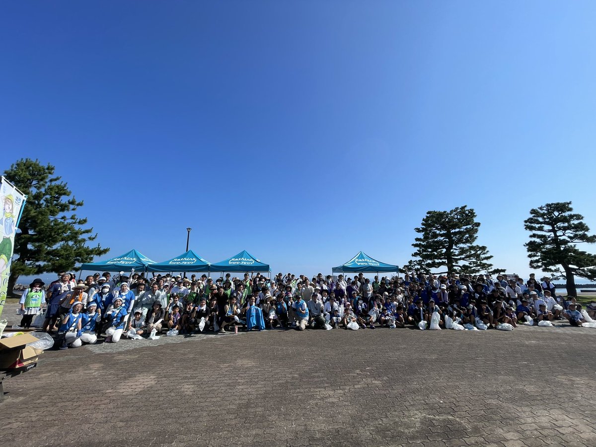 katallertoyama's tweet photo. #カターレ富山 #nokatallernolife
Kataller the Utopia ~RISOUの街を創造する~ 第7回「LOVE BLUEクリーンアッププロジェクト」開催しました‼️多くの方にご参加いただき清掃活動に勤しみました💦高橋駿太選手も大活躍💪これからも地域の皆様と共に富山を綺麗に✨元気にしていきます🙌 @syunta0010 https://t.co/Ub8wd2Qx1S