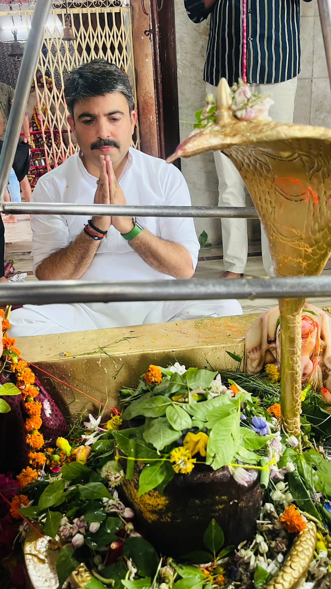 shalabhmani's tweet photo. नमामीशमीशान निर्वाण रूपं,
विभुं व्यापकं ब्रह्म वेदः स्वरूपम्‌ ।
निजं निर्गुणं निर्विकल्पं निरीहं,
चिदाकाश माकाशवासं भजेऽहम��‌ ॥

भगवान शिव के आराधना का पावन मास #श्रावण  के द्वितीय सोमवार की सभी श्रद्धालुओं को हार्दिक ब���ाई एवं शुभकामनाएं। महादेव की कृपा हम सभी पर निरंतर बनी रहे। https://t.co/feGxvvB019