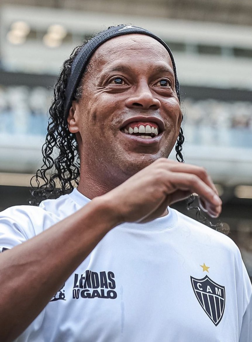 InfoGalo_'s tweet photo. O brilho nos olhos já diz muito… 
@10Ronaldinho é 100% Galoucura! 🖤

📸 Pedro Souza | Atlético https://t.co/CIpjCTYfbG