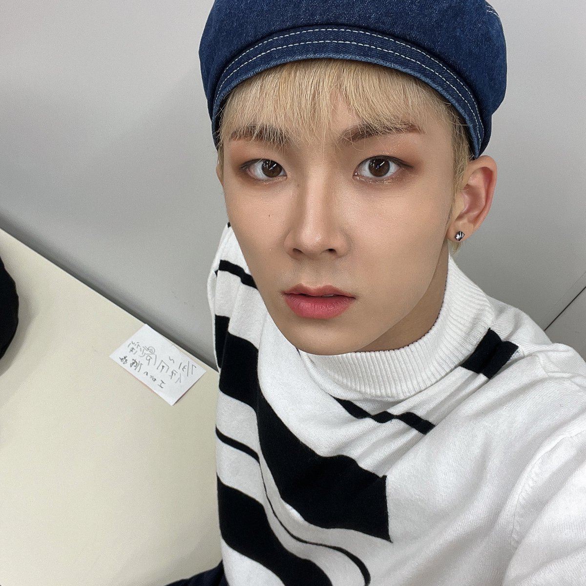 AIMERS_members's tweet photo. #승환

짠! 4일차 사진이에요! 날씨가 점점 더 더워지는 거 같아요..! 덥지 않게 반팔 반바지 입구 타지 않게 썬크림 바르고 양산도 쓰고 다녀요❤️

#에이머스 #AIMERS #SEUNGHWAN https://t.co/VVZHvOw8NC