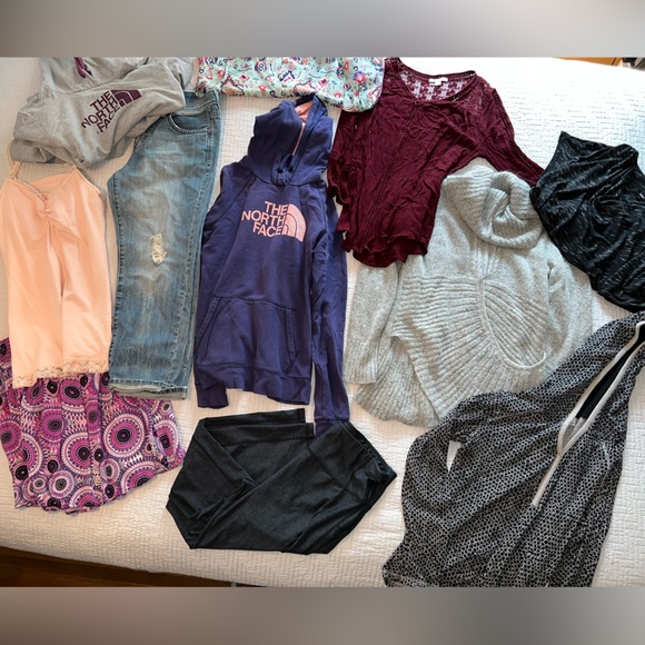 michele_loveday's tweet photo. So good I had to share! Check out all the items I'm loving on @Poshmarkapp #poshmark #fashion #style #shopmycloset #thenorthface: https://t.co/KNwWx690dL https://t.co/HaWbMWp4W9