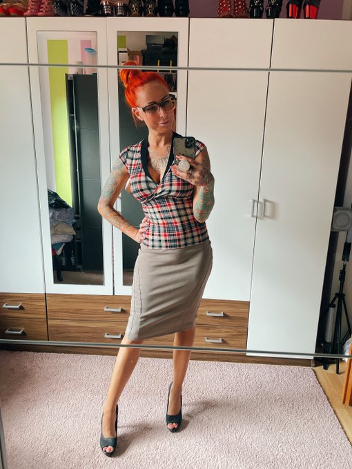 Frau Lehrerin bittet zum Gespr&auml;ch ... 😁🍌  https://t.co/NrVCWZJxew 👈 https://t.co/dPdC5GDHSm 👈  🤫🤫🤫 https://t<a href="/tag/happynewyear"class="tags"><span>#happynewyear</span></a>