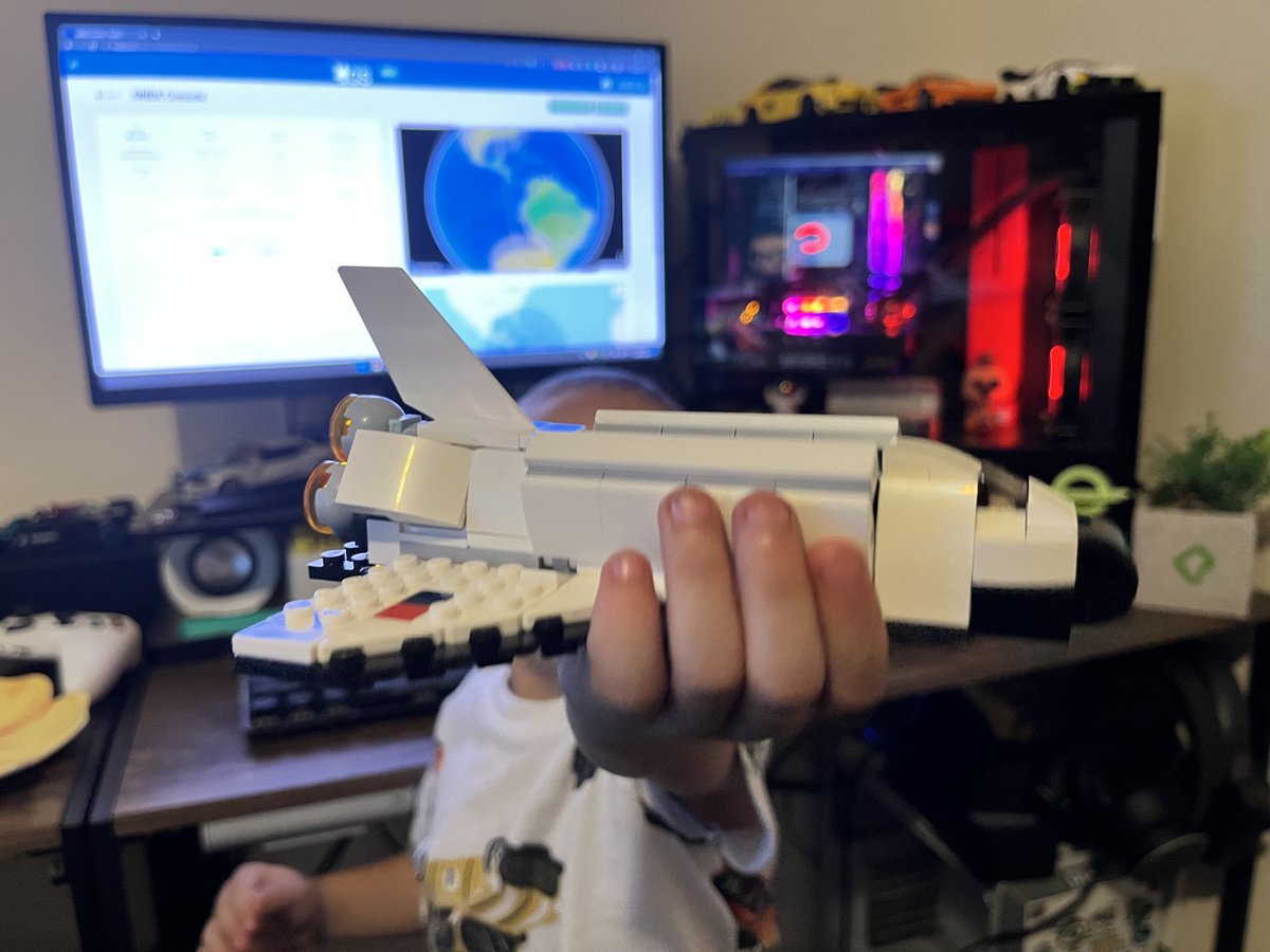 gndx's tweet image. ¡Estamos en línea!💚🚀
Hoy, junto con Bebeloper, construimos un set de LEGO: una nave espacial y una estación terrestre para escuchar satélites.
Casi derramo una lágrima... De niño, soñaba con ser astronauta, y Bebeloper podrá hacerlo realidad...
Gracias @platzi🛰️#SpaceProgram