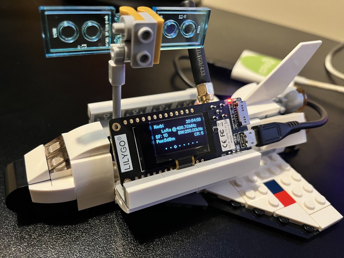 gndx's tweet image. ¡Estamos en línea!💚🚀
Hoy, junto con Bebeloper, construimos un set de LEGO: una nave espacial y una estación terrestre para escuchar satélites.
Casi derramo una lágrima... De niño, soñaba con ser astronauta, y Bebeloper podrá hacerlo realidad...
Gracias @platzi🛰️#SpaceProgram