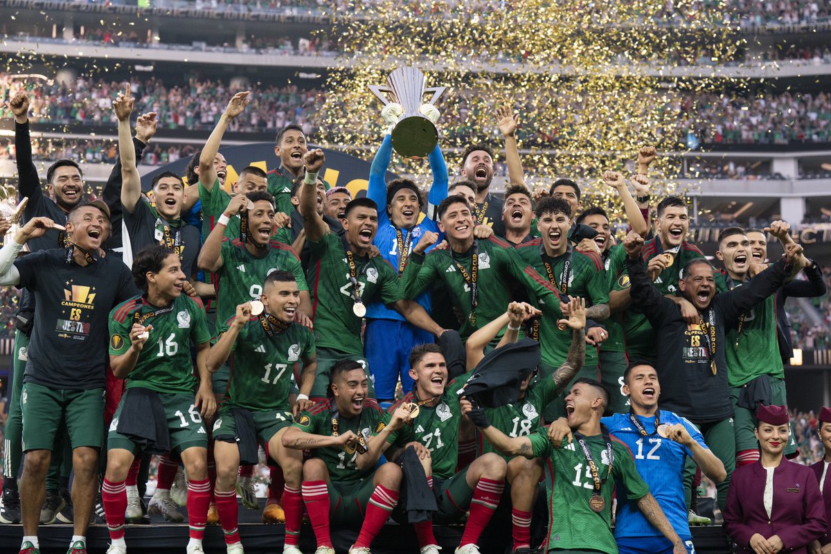 miseleccionmxEN's tweet photo. The 📸 we have all been waiting for. 😍🏆

🇲🇽 𝗖𝗔𝗠𝗣𝗘𝗢𝗡𝗘𝗦, 𝗖𝗔𝗠𝗣𝗘𝗢𝗡𝗘𝗦 🇲🇽

#MéxicoDeOro https://t.co/p1PiMKitON
