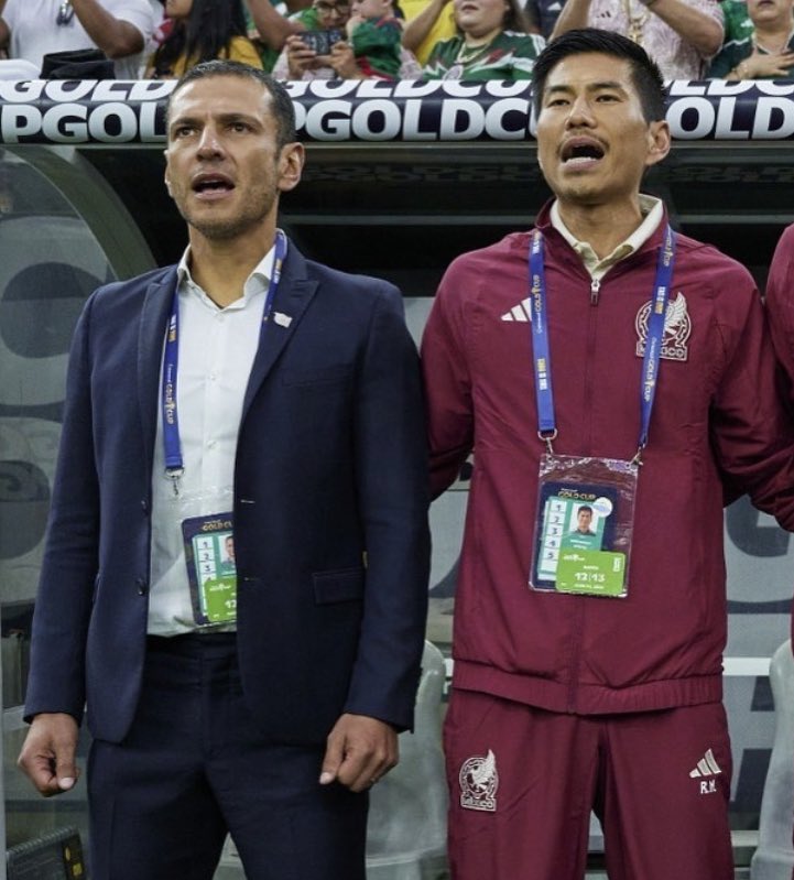 The emotional man looking at his medal is Ryota Nishimura, the Japanese assistant coach who moved to México in 2012.

He met Jimmy Lozano at a coaching course, and became his right-hand man.

Nishimura speaks fluent Spanish and sings the Mexican anthem passionately.🇲🇽🇯🇵