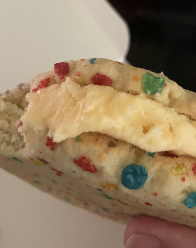 cointepoix's tweet photo. @meowsesparson @CrumblCookies Yes!! Best fruity pebbles cookie ever! https://t.co/koBp7f6n4g