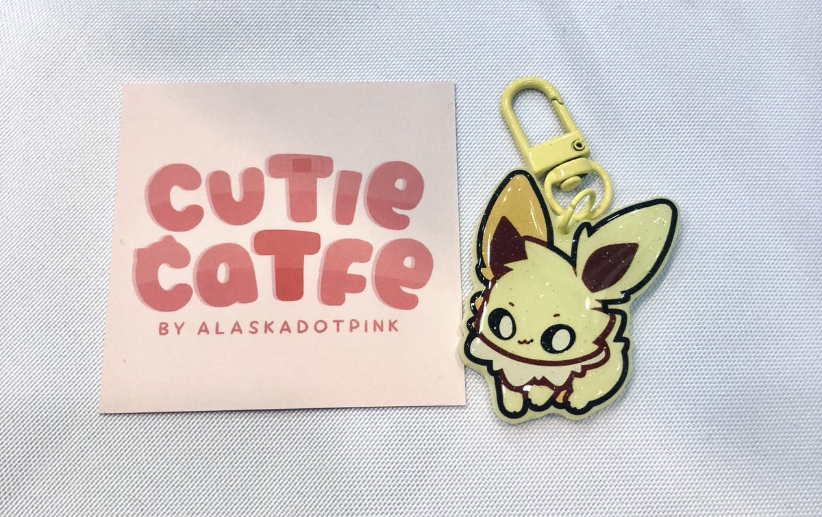 cinamoncune's tweet photo. Some loot I got from lovely people over this weekend at #prettyheroes 👁♥️ https://t.co/4QfV4JiAAG