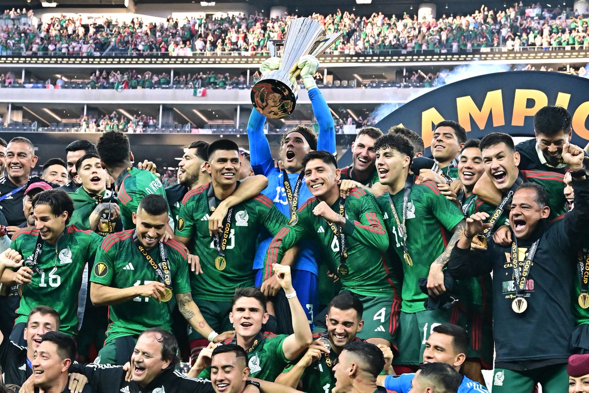 FIFAWorldCup's tweet photo. 🇲🇽 CAMPEONES!

@miseleccionmx with the Gold Cup! 🏆 https://t.co/iAqLcNVE3m