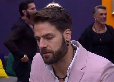 Jorge Losa ha sido el blanco de un odio descomunal en redes, ya que tiene todas las características para ser ganador de #LaCasaDeLosFamososMx, pero este odio no es genuino, sino producido por granjas de trolls/bots en favor de Sergio Mayer y Poncho DeNigris. Abro 🧵#TeamJorge