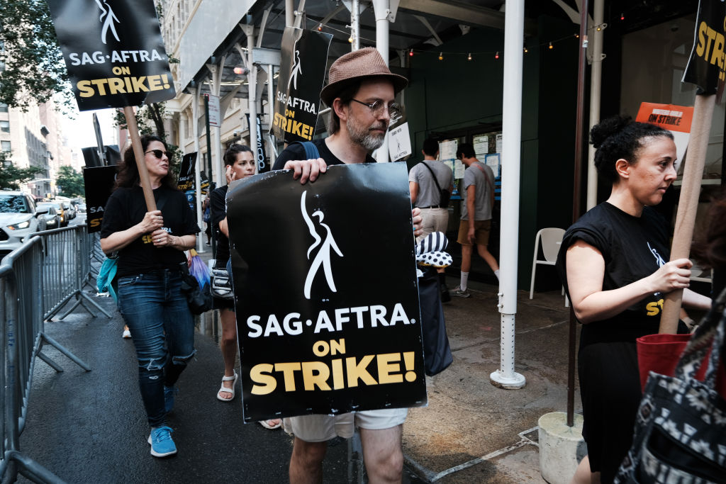 NEWSMAX's tweet photo. Former Hollywood Exec: Strike could lead to industry collapse https://t.co/whiNGMbADe https://t.co/LzQ3W1zjZI