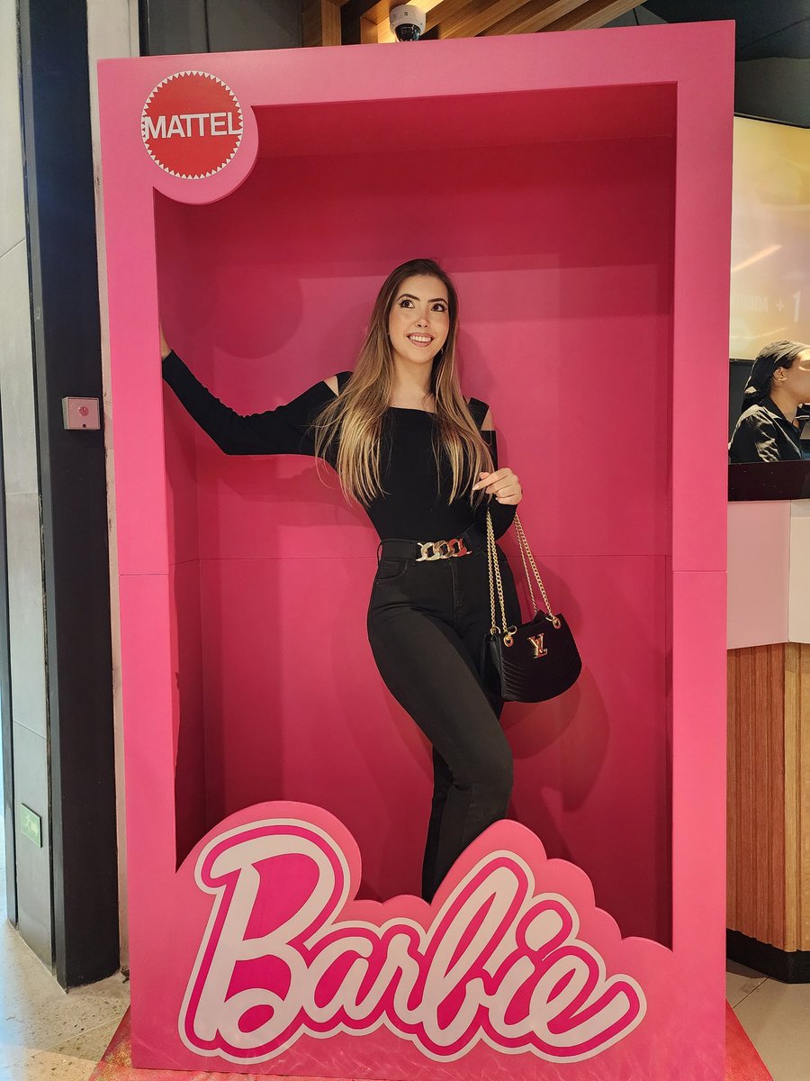 YoliSahhar's tweet photo. Yo metida en mi caja, esperando la película para salir🤣😂 https://t.co/1c7JXyaEZZ
