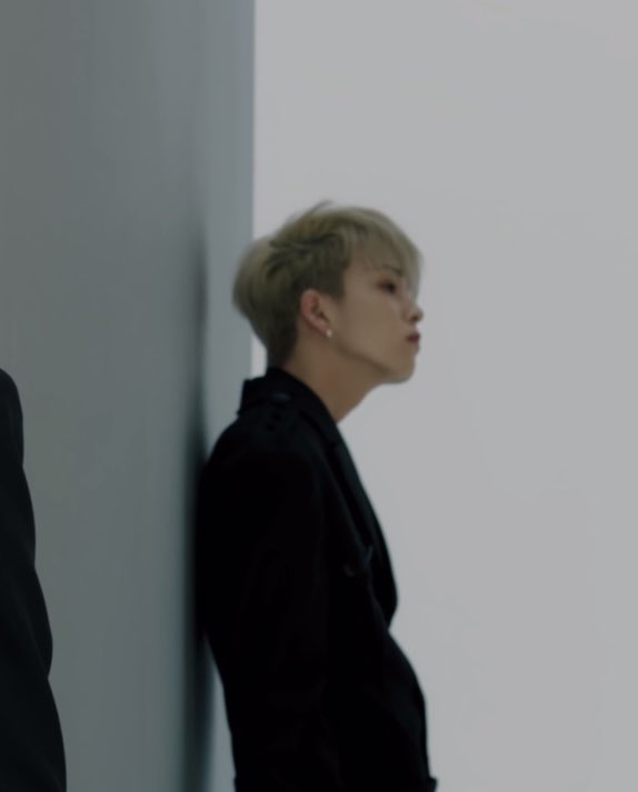 BeastCrypto_678's tweet photo. LOOK AT HIMMMM 

#ASAHI #아사히 #TREASURE #트레저 https://t.co/7biVNw0TPs