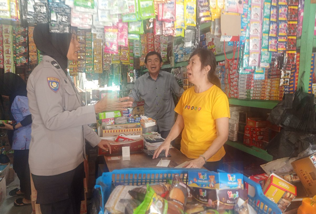 Bhabinkamtibmas sambang Binluh kepada warga agar berhati'  jika keluar rumah pada malam hari jangan sendirian serta memakai barang berharga karena begal yang sudah sangat meresahkan masyarakat 
#kapoldasumut
#kapoldasumaterautara
#poldasumut
#poldasumaterautara
#PolresLabuhanbatu