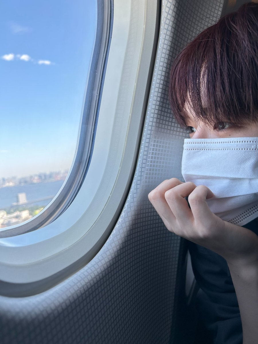 BOYNEXTDOOR_twt's tweet image. 비행기가 신기한 리우… 무대 얼마 안 남았따
간바레~! 😀 

#BOYNEXTDOOR #리우 #RIWOO