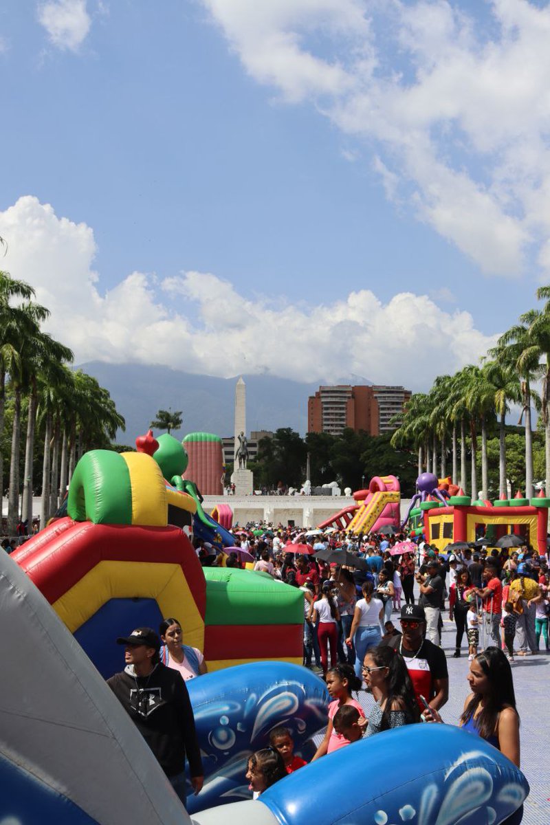gestionperfecta's tweet photo. El Día del Niño y la Niña, este domingo en Caracas, fue una hermosísima celebración, y en Los Próceres la cantidad de pequeños fue maravillosa.

Juguetes, premios, colchones inflables y diferentes atracciones alegraron a toda la familia.

#VivaElSemilleroDeLaPatria https://t.co/Bude2kjU3T