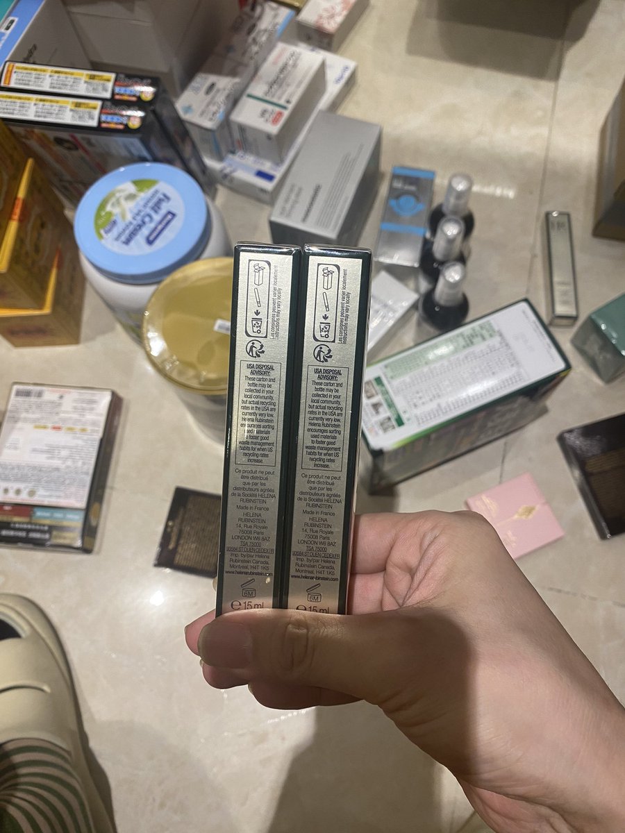 好物分享每日推荐赫莲娜绿眼霜💵422
赫莲娜绿宝瓶细纹眼霜 👀眼袋深深，细纹纠缠 找了很久，终于找到了赫莲娜的绿宝瓶眼霜 细腻的质地，轻轻一抹就能感受到吸收 眼周肌肤水润饱满，细纹也有所改善 👍真的很喜欢这款眼霜 每天早晚使用，眼部肌肤变得更有弹性 👌而且还#代购，#好物推荐，#美妆。