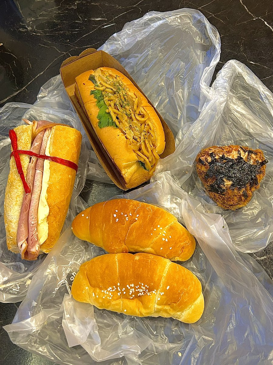 성심당 2차 털이..
애플바질잠봉뵈르, 야끼소바빵,
김치찹쌀주먹밥, 소금빵!