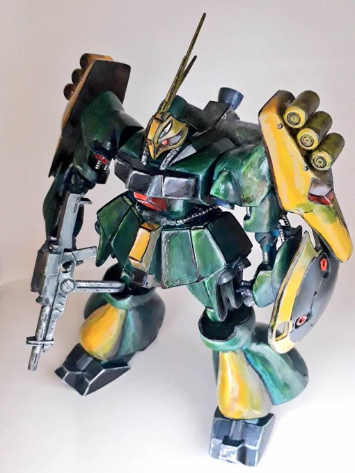 #旧キット #ヤクトドーガ リペイント終わり完成しました!  キットは無改造、数年前に塗ったものを水性ホビーカラー筆塗りで仕上げました。今回は大雑把過ぎた部分を中心に何色も重ねてグラデーションかけ、細かな部分を塗り分け、油性ペン等で書き込みをしてみました。 旧キットもカッコいいでしょ!
