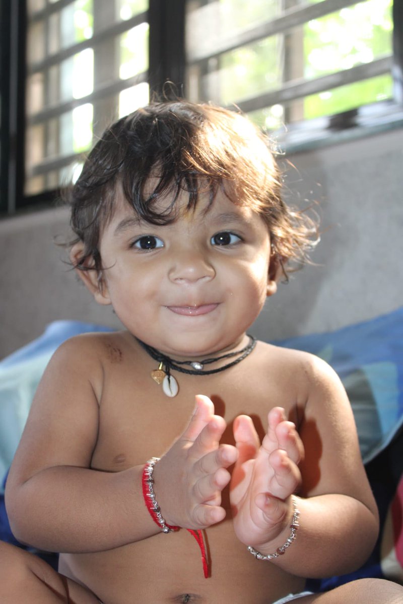 RaviNamori's tweet photo. આજે મારા દોહિત્ર સમ્યક હેમેનકુમાર ગુરવા (શેખાણી) વિરાણી નાની તા.માંડવી-કચ્છ. હાલે ભુજ ના પ્રથમ જન્મદિવસ નિમિતે ....
માતૃશ્રી સ્વ. કાન્તાબેન નારણભાઇ એજ્યુકેશન ટ્રસ્ટ દ્રારા કચ્છ માં પડેલા સારા વરસાદના કારણે પુષ્કળ પ્રમાણમાં ઘાસચારો ઉગી નીકળવાથી મોટા પ્રમાણમાં જીવ-જન્તું નો સ્વાભાવિક પણે ઉપદ્રવ્ય વધી જતો હોય છે.
ગૌ-માતા વન-વગડામાં ચરીયાણા માટે જાય ત્યારે જીવજન્તું હેરાન કરતા હોય છે એટલે ગૌ-માતા રાત્રીના-રોડની વચ્ચો-વચ આવીને બેસી જતી હોય અને અવારનવાર અકસ્માત થતા હોય છે..
અકસ્માતમાં ગૌ-માતા ને સાથે વાહનચાલક ને પણ જીવલેણ ઇજા થતી હોય છે. એટલે આજરોજ ગૌ-માતા ના શીંગડા ઉપર રીફલેકટર લગાવીને   એક આંનદ ની અભિભૂતિ સાથે દોહિત્ર સમ્યક ને જન્મદિવસ ની શુભેચ્છા & ગૌ-માતાના આર્શીવાદ બની રહે..

વંદે ગૌ-માતરમ્